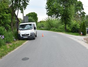 biały bus Peugeot z rozbitą przednią szybą stojący na poboczu drogi