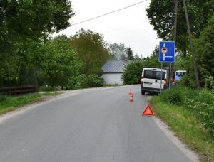 biały bus stojący na zakręcie na boku drogi