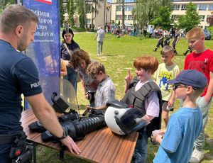 policjant prezentujący dzieciom sprzęt