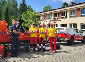 policjant i ratownicy WOPR
