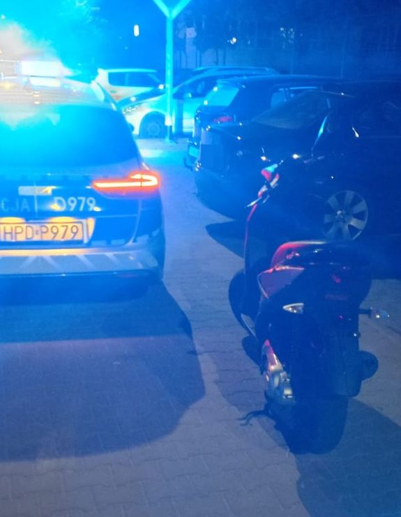 motorower Piaggio obok radiowozu