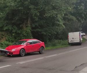 czerwona mazda i biały bus Nissan