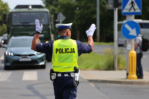 policjant kierujący ruchem