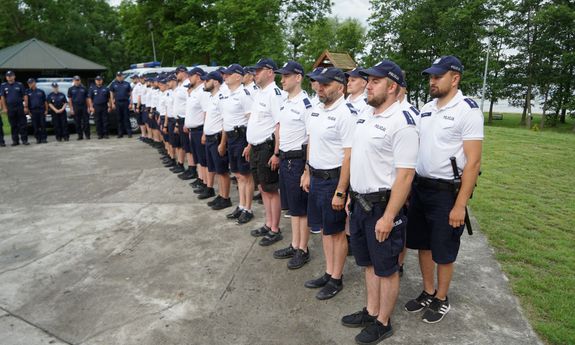 policjanci w dwuszeregu