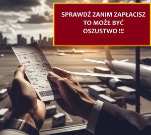 MĘSKIE DŁONIE TRZYMAJĄCE BILET W TLE SAMOLOTY NA LOTNISKU I NAPIS SPRAWDŹ ZANIM ZAPŁACISZ TO MOŻE BYĆ OSZUSTWO