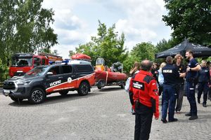 wozy i sprzęt służb oraz policjanci i ratownicy