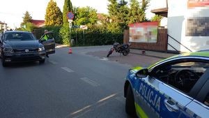 miejsce wypadku samochodu osobowego i motoroweru