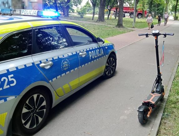 hulajnoga obok radiowozu