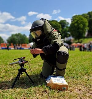 policyjny pirotechnik w kombinezonie sapera