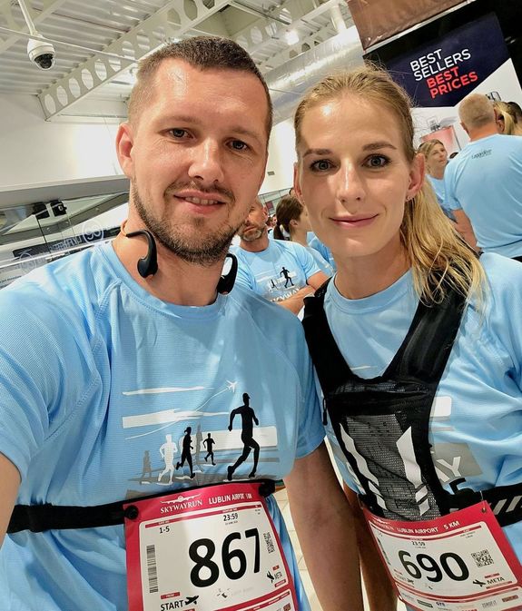 dwoje policjantów po cywilnemu z numerami startowymi