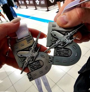 dwa medale w dłoniach na medalach samoloty i napis Skywayrun Lublin Airport