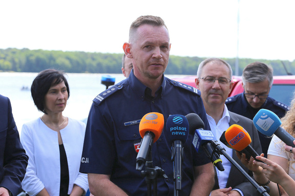 Zastępca Komendanta Wojewódzkiego Policji w Lublinie z rzecznikiem, Wojewodą oraz przedstawicielami innych służb nad zalewem w Lublinie