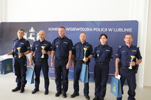 Zastępca Komendanta Wojewódzkiego Policji w Lublinie z Naczelnikiem Prewencji oraz dzielnicowymi, którzy wygrali konkurs