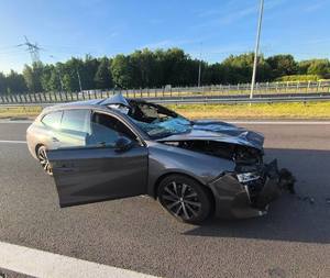 rozbity peugeot widok na przód
