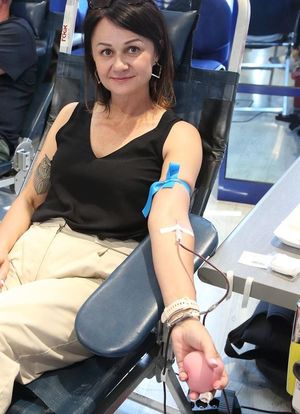 pracownica oddająca krew trzyma piłeczkę w dłoni