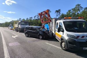 miejsce kolizji forda i citroena z przyczepka i znakami drogowymi na drodze s12