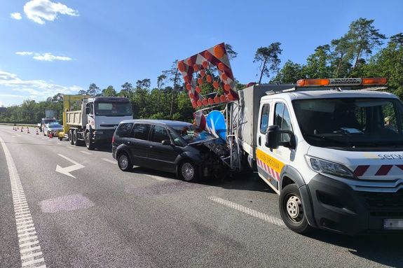 miejsce kolizji forda i citroena z przyczepka i znakami drogowymi na drodze s12