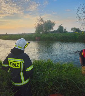 strażacy nad rzeką Wieprz