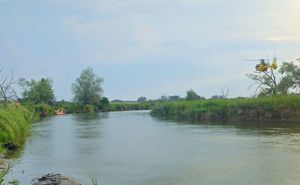 śmigłowiec LPR nad rzeką Wieprz na łodzi strażacy