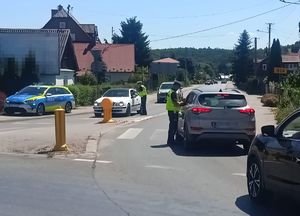 akcja trzeźwość na drodze policjanci badający kierowców jadących z dwóch stron