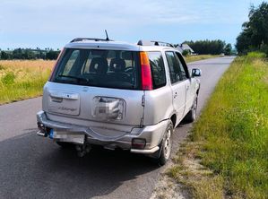 szara honda stojąca na szosie