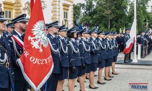 Policjantki i policjanci stojący w szeregu na uroczystości