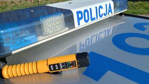 urządzenie do badania na trzeźwość na dachu radiowozu na lampie napis policja