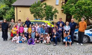 uczestnicy półkolonii z policjantami zdjęcie grupowe