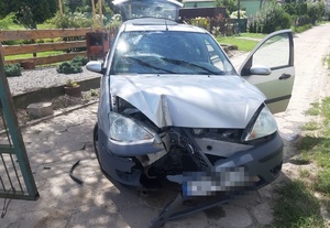 uszkodzony samochód przy bramie