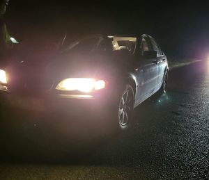 czarne BMW na ulicy