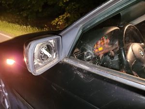 rozbite lewe lusterko w czarnym BMW