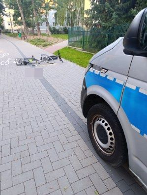 rower i hulajnoga leżą na drodze rowerowej