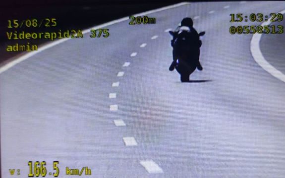 zdjęcie jadącego motocykla