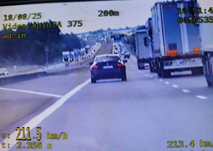 zrzut ekranu na nim samochody na drodze s17