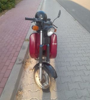 czerwony motorower