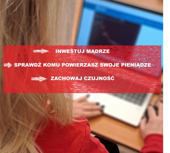 KOBIETA PRZY LAPTOPIE I TRZY PORADY INWESTUJ MĄDRZE SPRAWDŹ KOMU POWIERZASZ SWOJE PIENIĄDZE ZACHOWAJ CZUJNOŚĆ