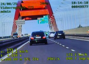 czarny mercedes na lewym pasie drogi s17 w tle nowy most puławski i inne samochody na sąsiednich pasach ruchu