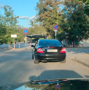 czarny mercedes na parkingu