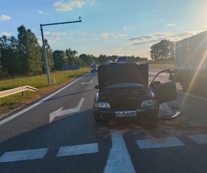 samochód z rozbitym przodem stojący na drodze