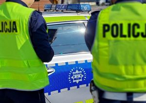 policjanci obok radiowozu