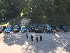 uczestnicy działań i wozy służbowe widok z drona