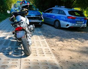 motocykl i dwa radiowozy