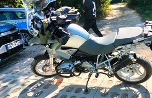 motocykl obok radiowozów