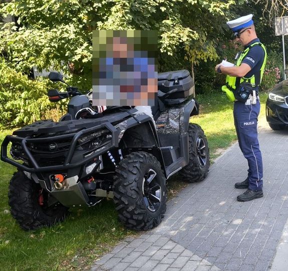 policjant stojący obok mężczyzny na quadzie