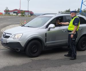 policjant badający kierowcę na trzeźwość