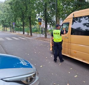 dzielnicowy badający na trzeźwość kierowcę busa