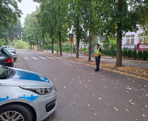 dzielnicowy z Nałęczowa stojący pod nałęczowską szkołą