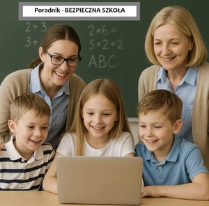 dzieci wpatrzone w laptopa w tle dwie nauczycielki