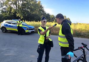 policjantka badająca na trzeźwość rowerzystę