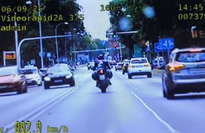 zrzut ekranu z motocyklem, który przekroczył prędkość obok niego inne pojazdy